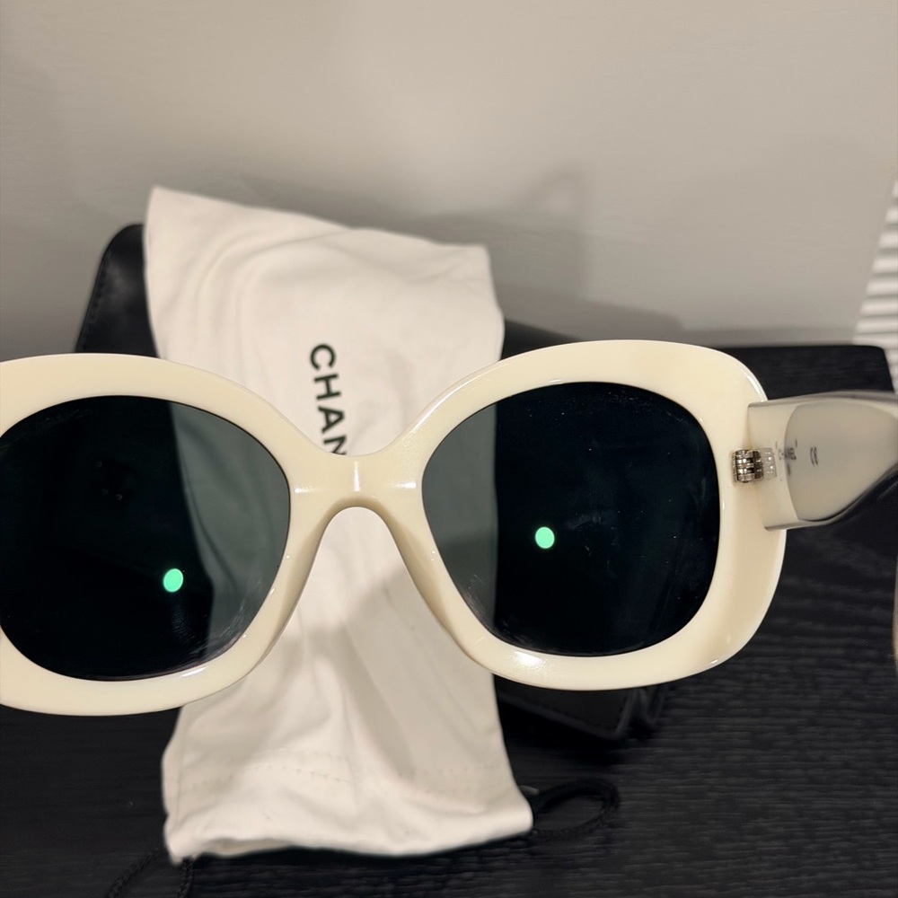 CHANEL Black and Cream Sunglasses - Picture 6 of 7
